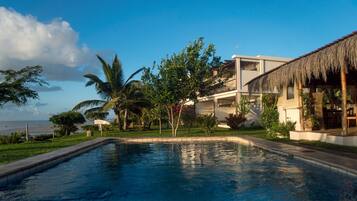 Piscina a l'aire lliure i gandules