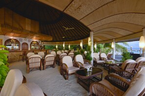2 bars/lounges