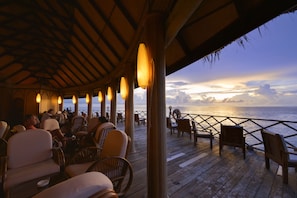 2 bars/lounges