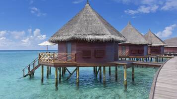 Bungalow, over vannet | Sengetøy av topp kvalitet, safe på rommet og skrivebord