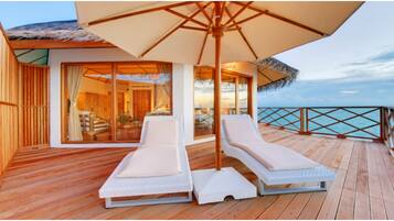 Bungalow superior, sobre el agua | Ropa de cama de alta calidad, caja fuerte, escritorio y cunas gratuitas