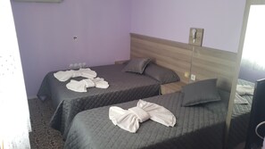 Uc Kisilik Balkonlu Oda | Minibar, decoración individual, mobiliario individual y escritorio