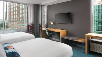 Ylelliset vuodevaatteet, tallelokero huoneessa, työpöytä