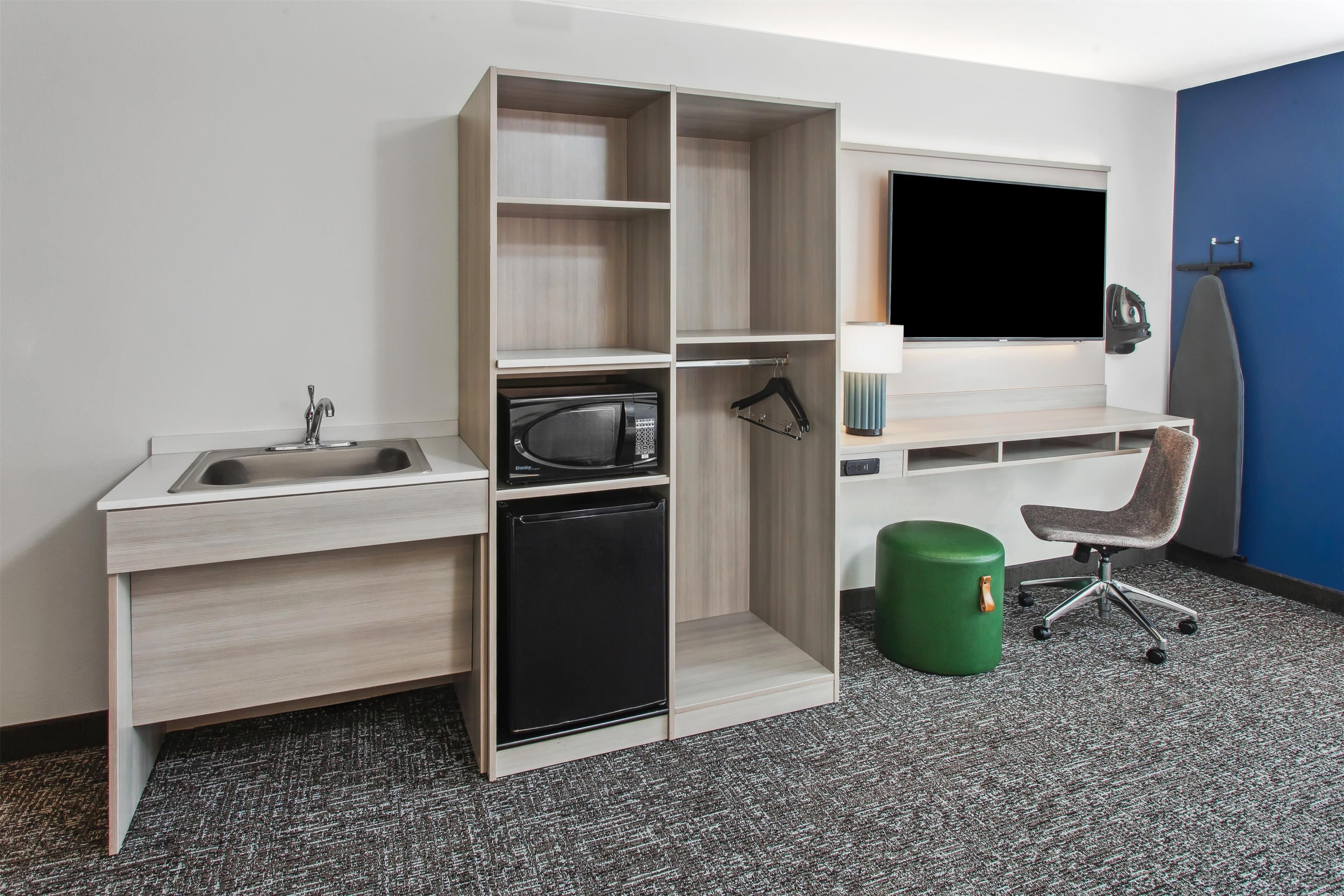 room, 1 queen bed, accessible, bathtub (mobility) | minibar