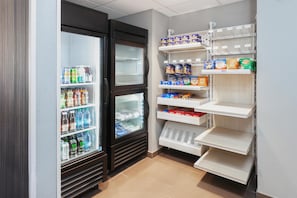 Snack bar - Spark by Hilton Rochester South (Rochester)