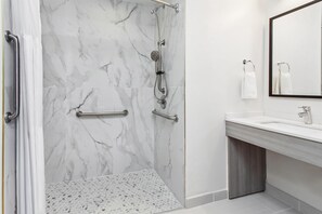 غرفة - سريران كبيران - تجهيزات لذوي الاحتياجات الخاصة (Mobility & Hearing, Roll-in Shower) | الدش داخل الحمام