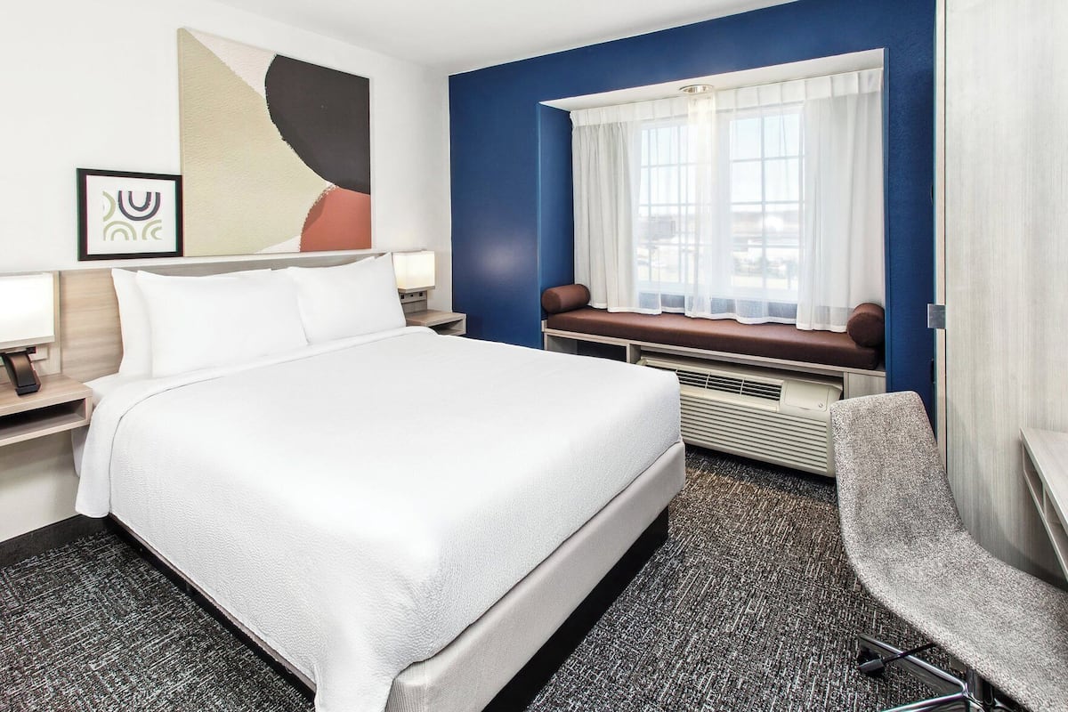 Hypo-allergenic bedding, in-room safe, desk, laptop workspace