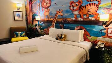 Deluxe Room | Minibar, in-room safe, desk, laptop workspace