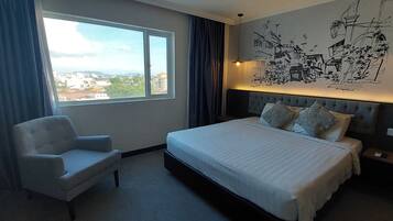 Executive Double Room, 1 King Bed | Minibar, in-room safe, desk, laptop workspace