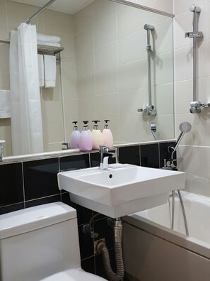 Dreibettzimmer | Badezimmer | Komfortbadewanne, kostenlose Toilettenartikel, Hausschuhe, Handtücher