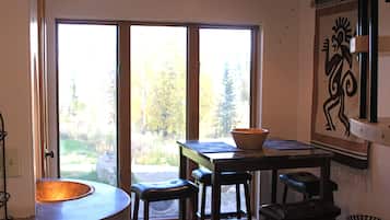 Premier Room, 1 Queen Bed, Mountain View (Boulder Room) | Breakfast area