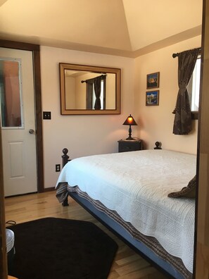 Stone Hut 3 bedrooms | 3 bedrooms, individually decorated, individually furnished, free WiFi - Out of the Wild Stone Hut (Talkeetna)