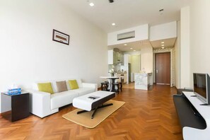 Executive Apartment, 1 Queen Bed, Sea View, Sea Facing | Living area