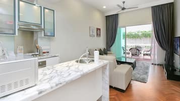 Departamento ejecutivo, 1 cama King size, cocina | Cocina privada | Refrigerador con congelador, microondas, horno y parrilla de estufa