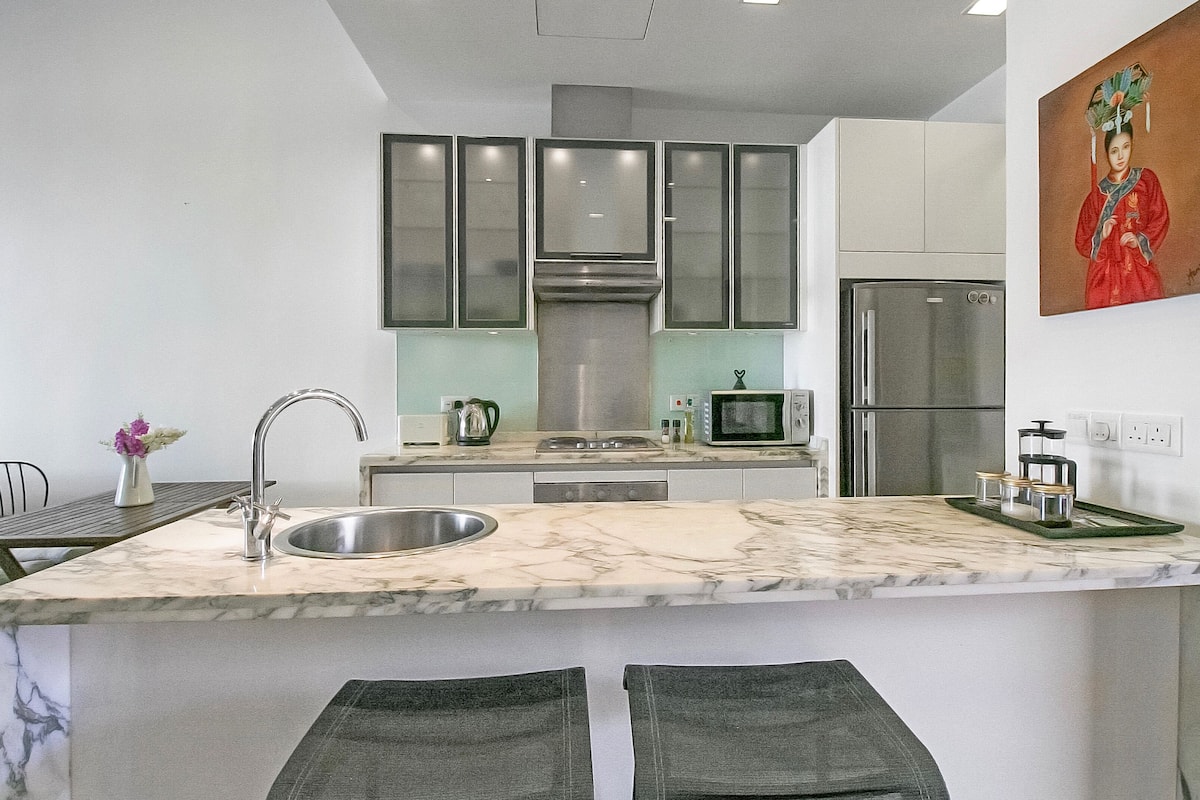 romantic apartment, 1 queen bed, marina view, sea facing | private kitchen | full-sized fridge, microwave, oven, stovetop