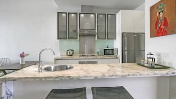 Departamento romántico, 1 cama Queen size, vista a la marina, frente al mar | Cocina privada | Refrigerador con congelador, microondas, horno y parrilla de estufa