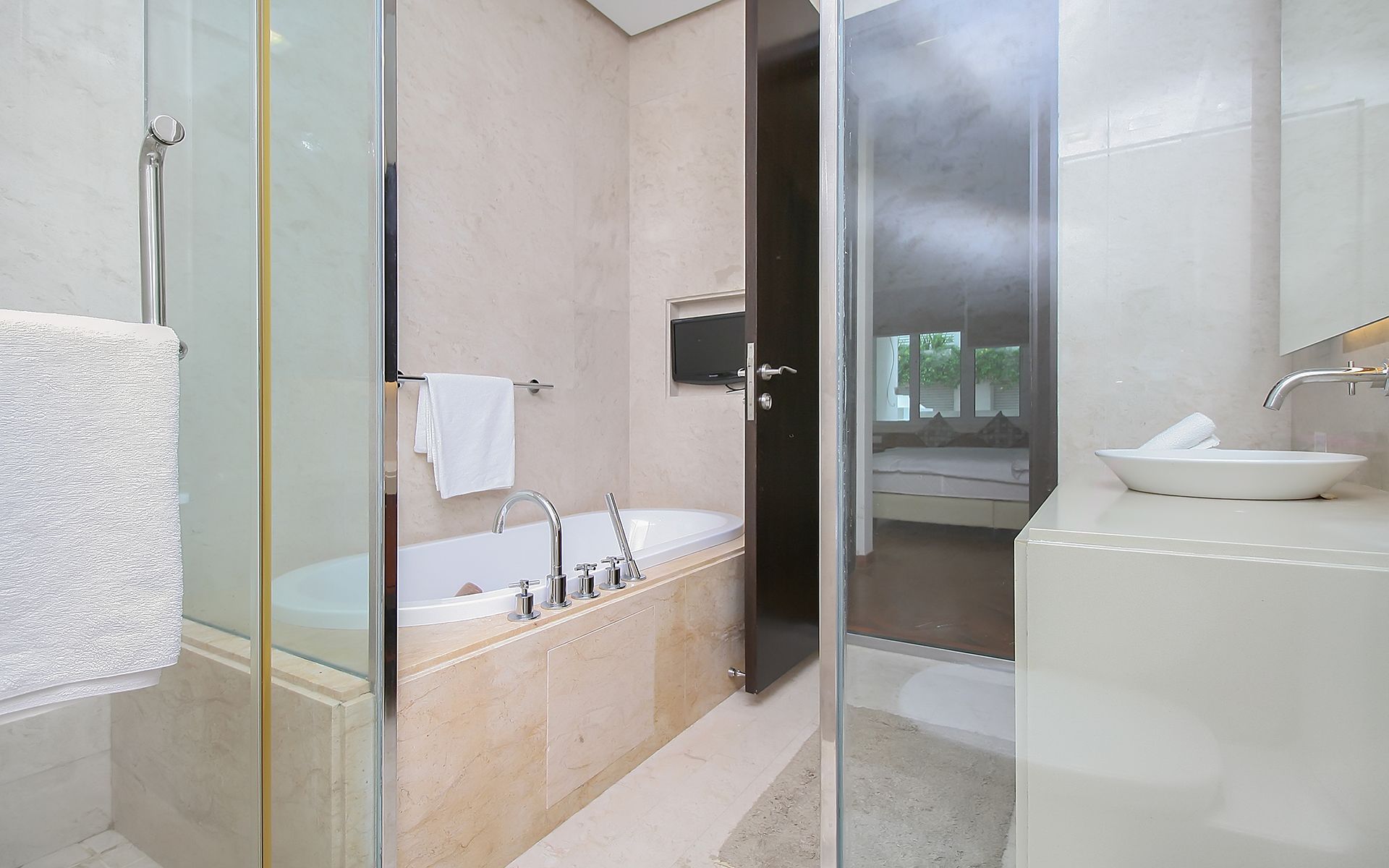 executive apartment, 1 king bed, kitchen | bathroom | separate bathtub and shower, hair dryer, bidet, towels