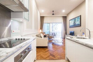 Departamento ejecutivo, 1 habitación, cocina | Cocina privada | Refrigerador con congelador, microondas, horno y parrilla de estufa