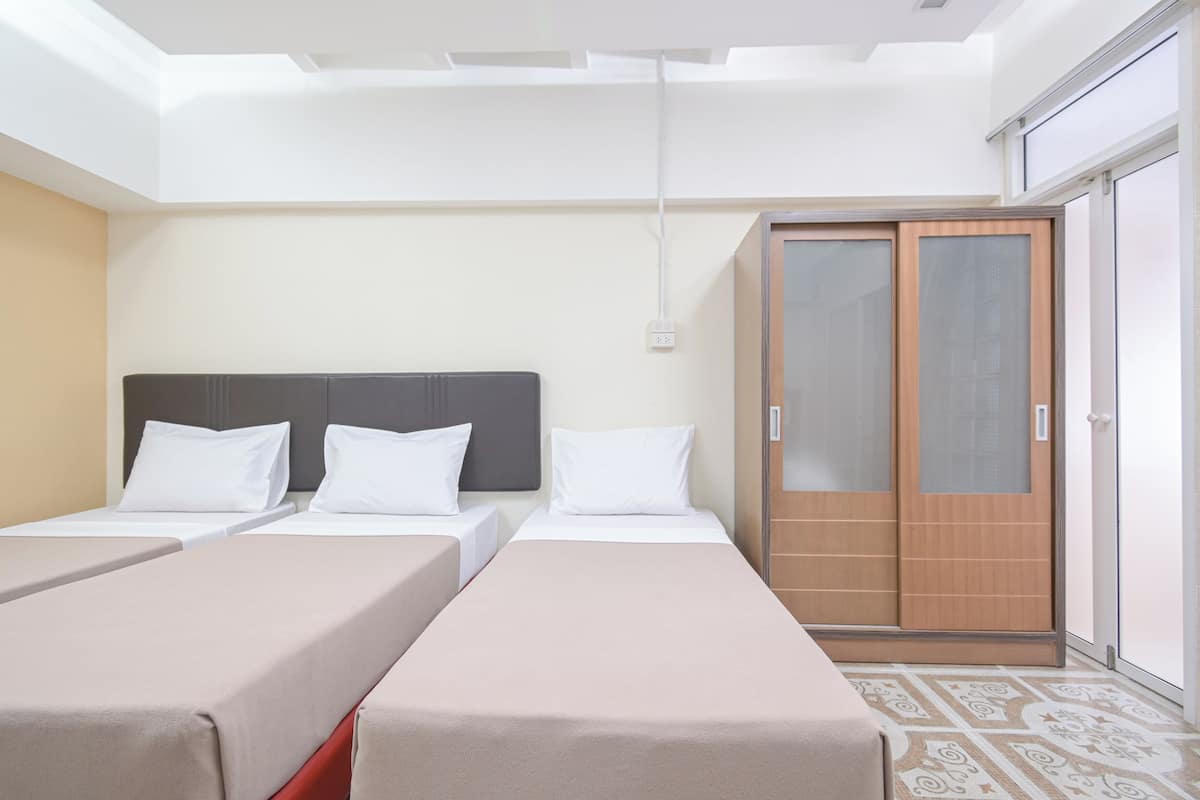 Standard Triple Room | Desk, free WiFi, bed sheets