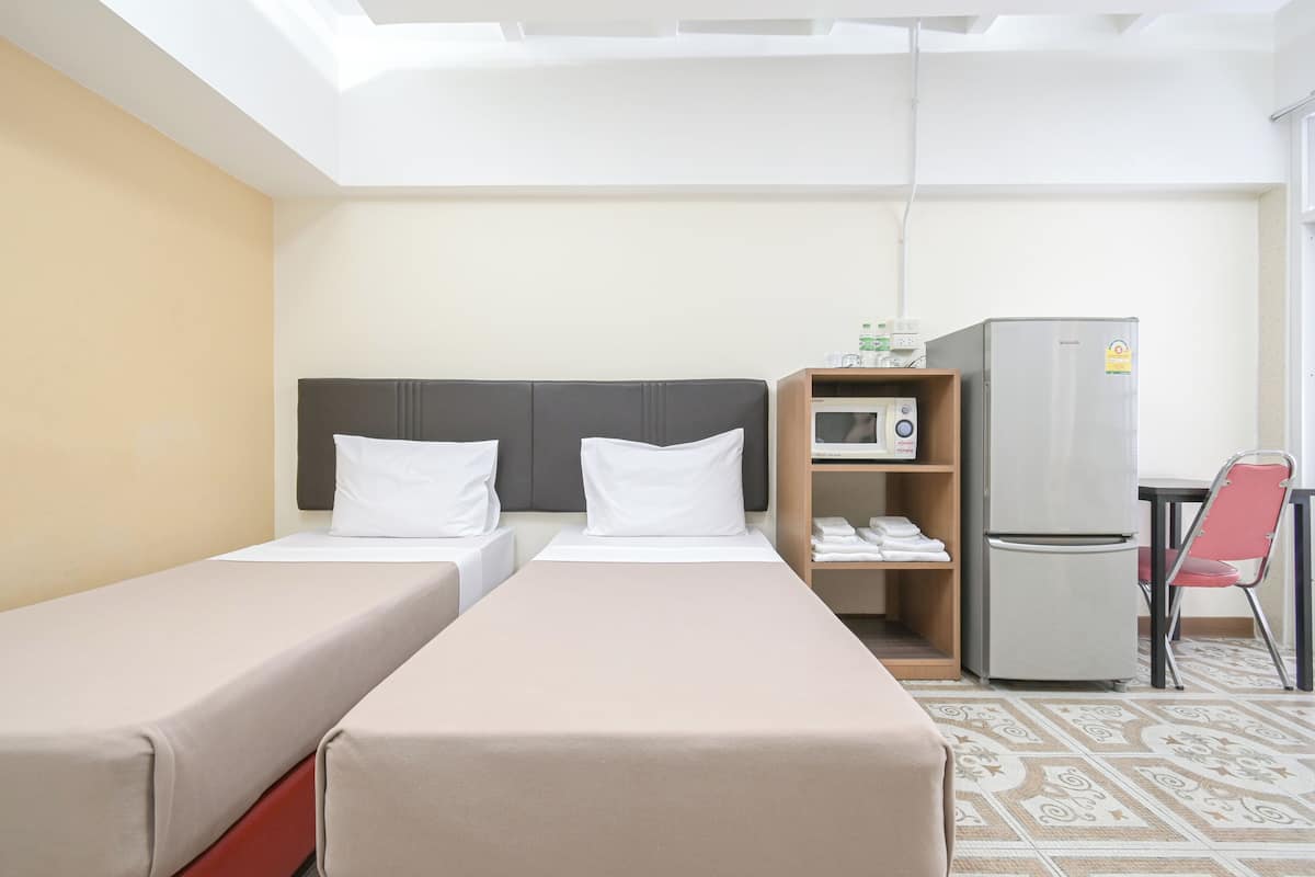 Standard Twin Room | Desk, free WiFi, bed sheets