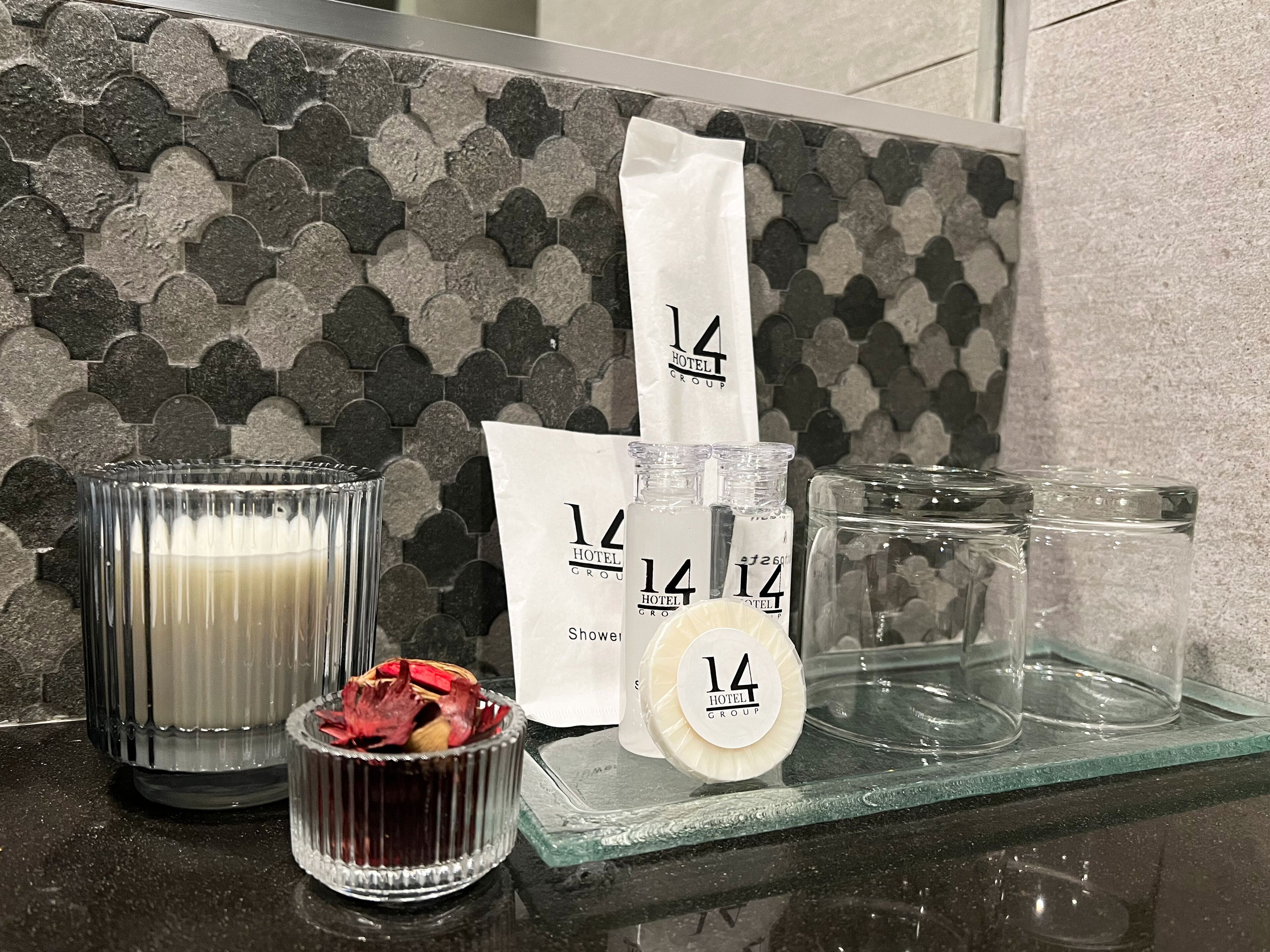 تجهيزات دش، مستلزمات مجانية للعناية الشخصية، مجففات شعر، مناشف