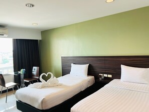 Premier Double Room Single Use, 2 Twin Beds | Desk, free WiFi, bed sheets - 14 Place (Bangkok)