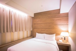 Standard Double Room | In-room safe, desk, free WiFi, bed sheets - Green World Hotel Sansui (Taipei)