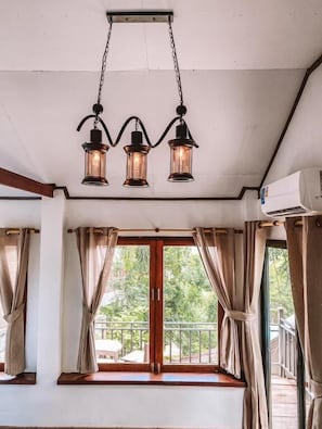 Garden View Bungalow | Peti besi dalam bilik