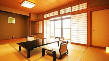 Minibar, in-room safe, free WiFi