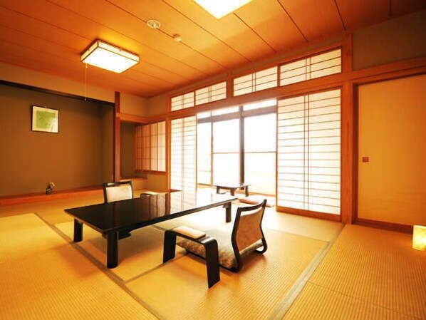 Minibar, in-room safe, free WiFi