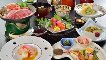 Una variedad de platos sobre una mesa, incluyendo mariscos, verduras y un tazón de sopa.