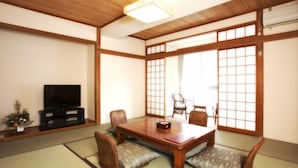 Une pièce de style japonais traditionnel, avec un sol recouvert de tatamis, une petite table en bois et des paravents en papier de riz (shoji).
