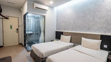 Habitación superior, 2 camas individuales | Caja de seguridad en la habitación y escritorio