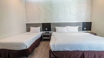 Habitación triple familiar, 1 habitación | Caja fuerte, escritorio, tabla de planchar con plancha y wifi gratis