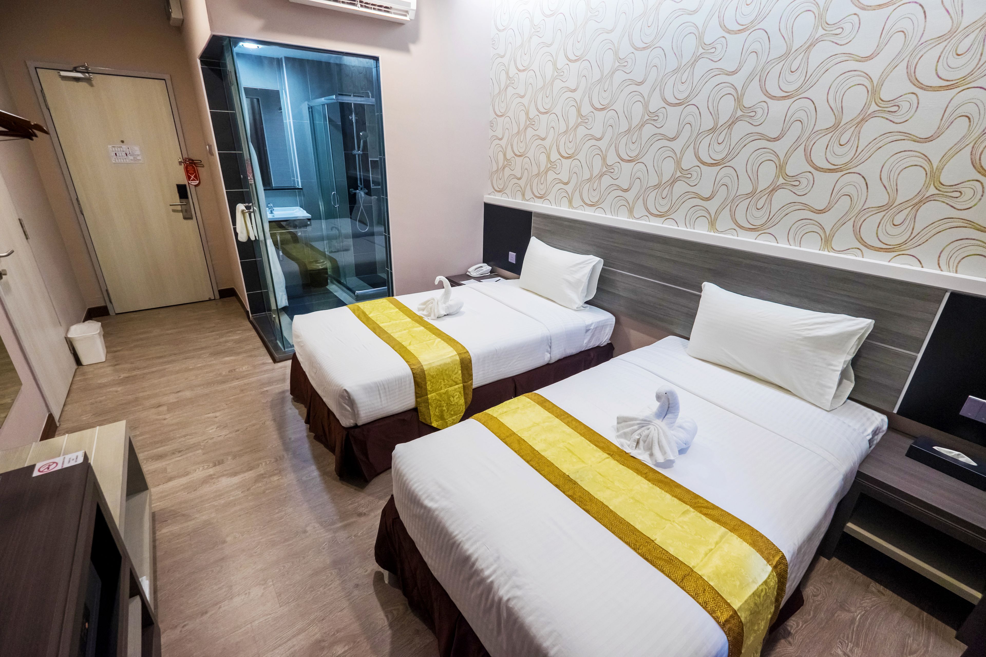 deluxe room, 2 single beds | in-room safe, desk, iron/ironing board, free wifi