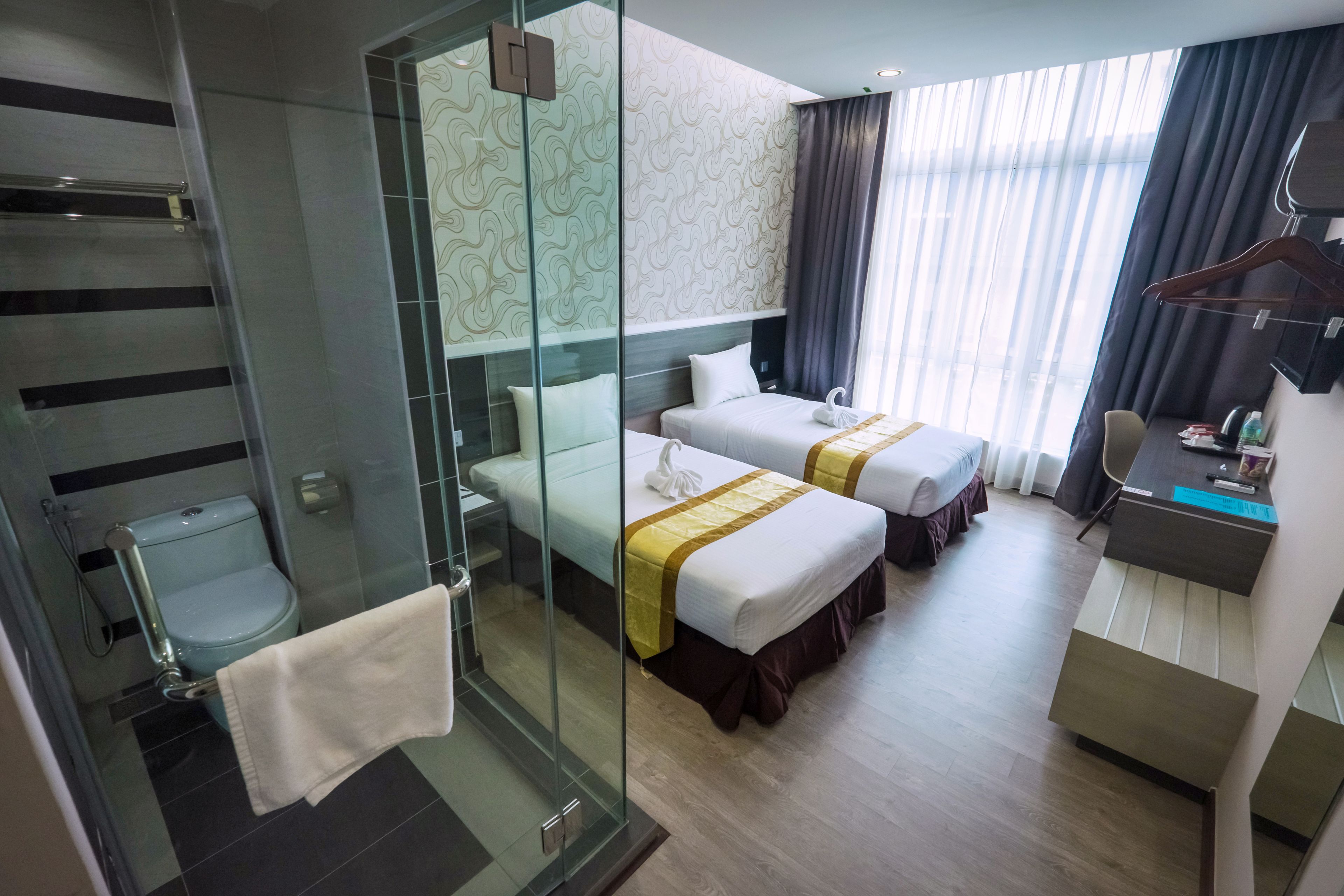 deluxe room, 2 single beds | in-room safe, desk, iron/ironing board, free wifi