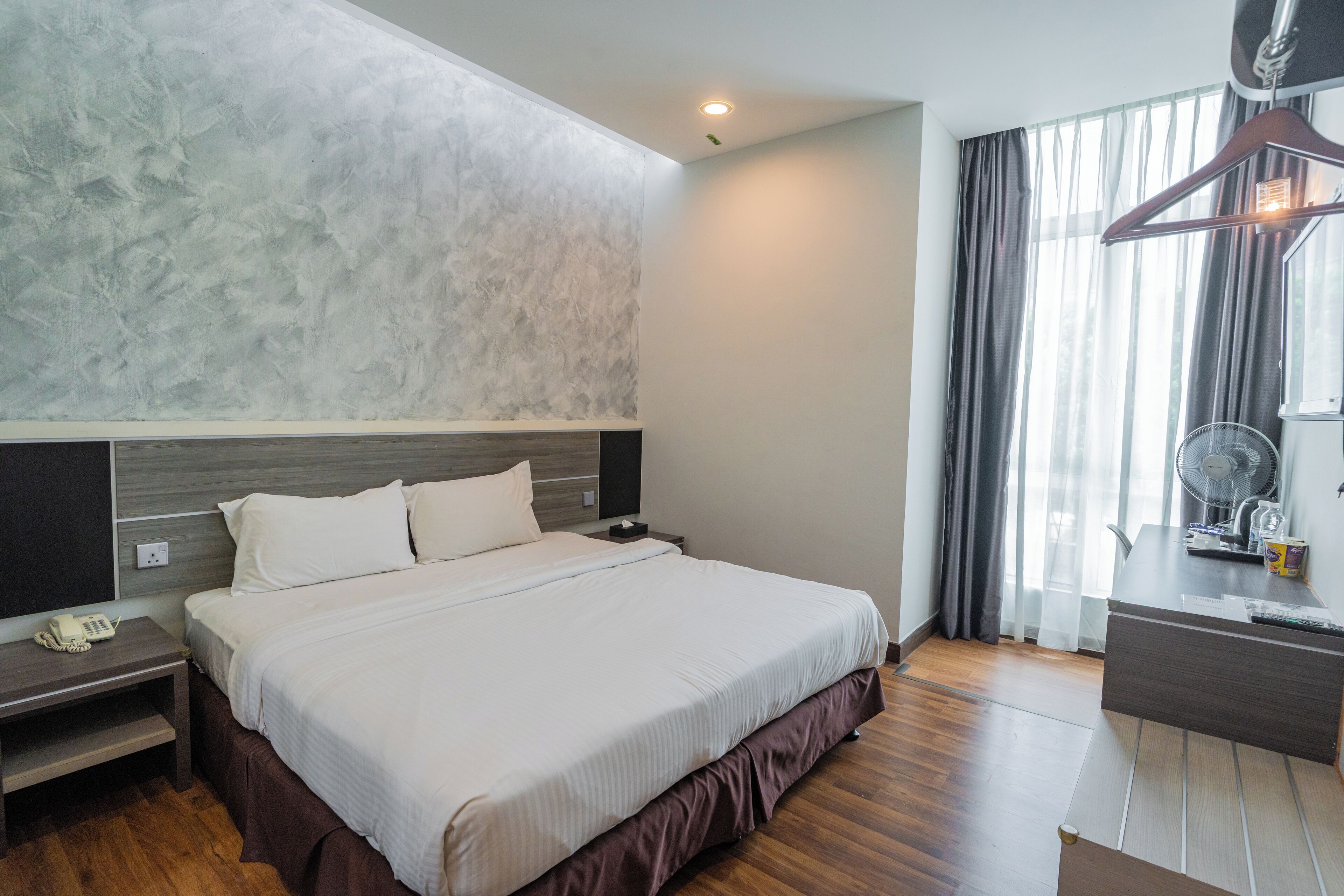 ห้องดีลักซ์, เตียงคิงไซส์ 1 เตียง | ตู้นิรภัยในห้องพัก, โต๊ะทำงาน, เตารีด/โต๊ะรีดผ้า, Wi-Fi ฟรี