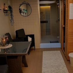 三溫暖烤箱、美體療程、熱石按摩、瑞典式按摩、臉部療程、美甲與護足