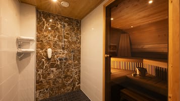 Suite (Valtioneuvos) | Bathroom | Shower, free toiletries, slippers, towels