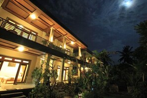 Front of property – evening/night - Frangipani Bungalow Ubud (Ubud)