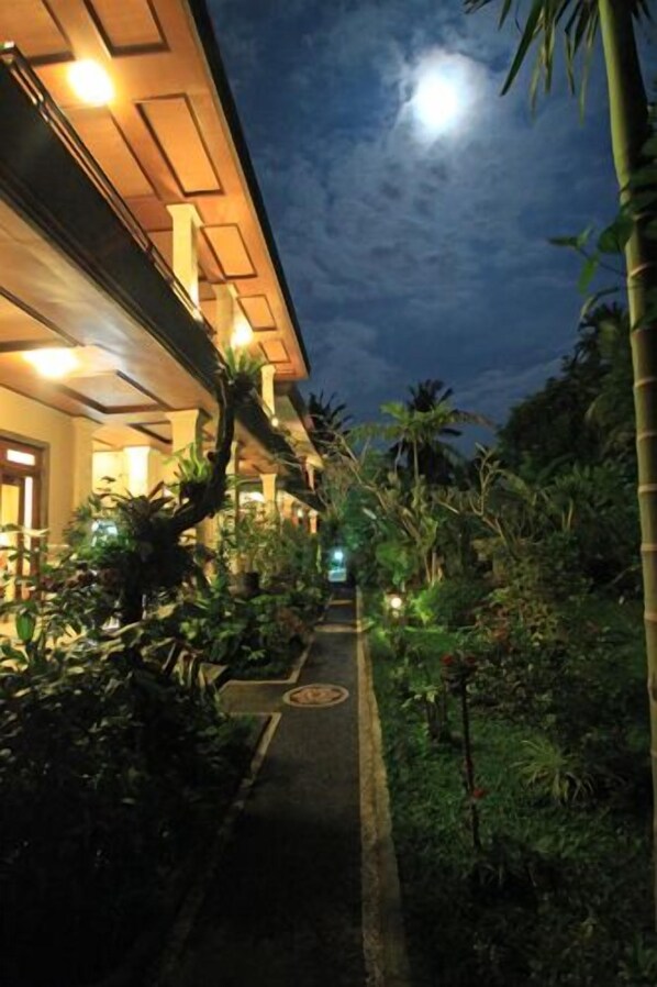 Property grounds - Frangipani Bungalow Ubud (Ubud)