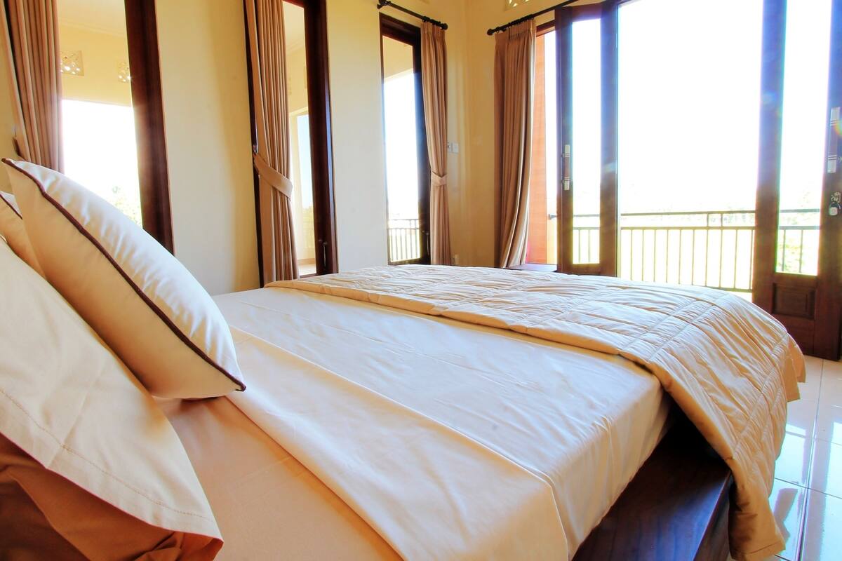In-room safe, desk, free WiFi