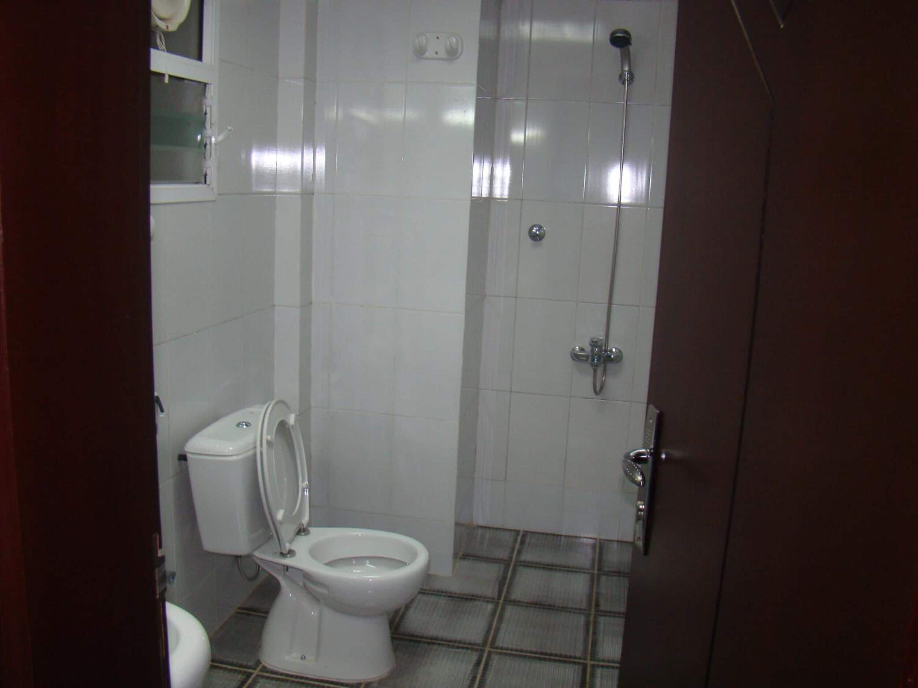 shower, rainfall showerhead, free toiletries, bidet