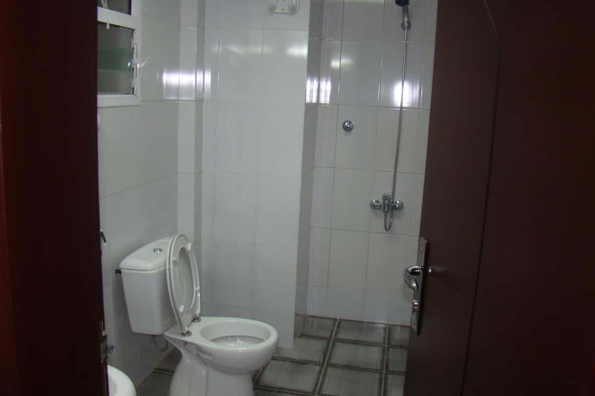 shower, rainfall showerhead, free toiletries, bidet