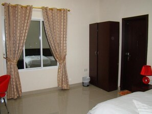 Luxe beddengoed, donsdekens, een minibar, een bureau