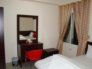 Luxe beddengoed, donzen dekbedden, een minibar, een bureau