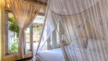 1 Bedroom Deluxe with Private Pool | Salle de bain | Douche, articles de toilette gratuits, serviettes fournies, savon