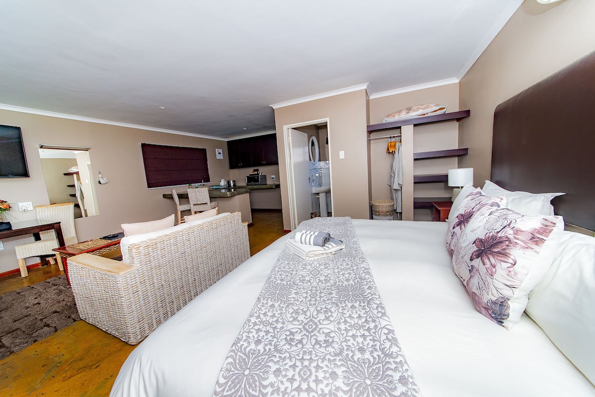 Room (King) | 1 bedroom, premium bedding, desk, free WiFi