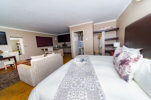 Ropa de cama de alta calidad, escritorio, wifi gratis y ropa de cama