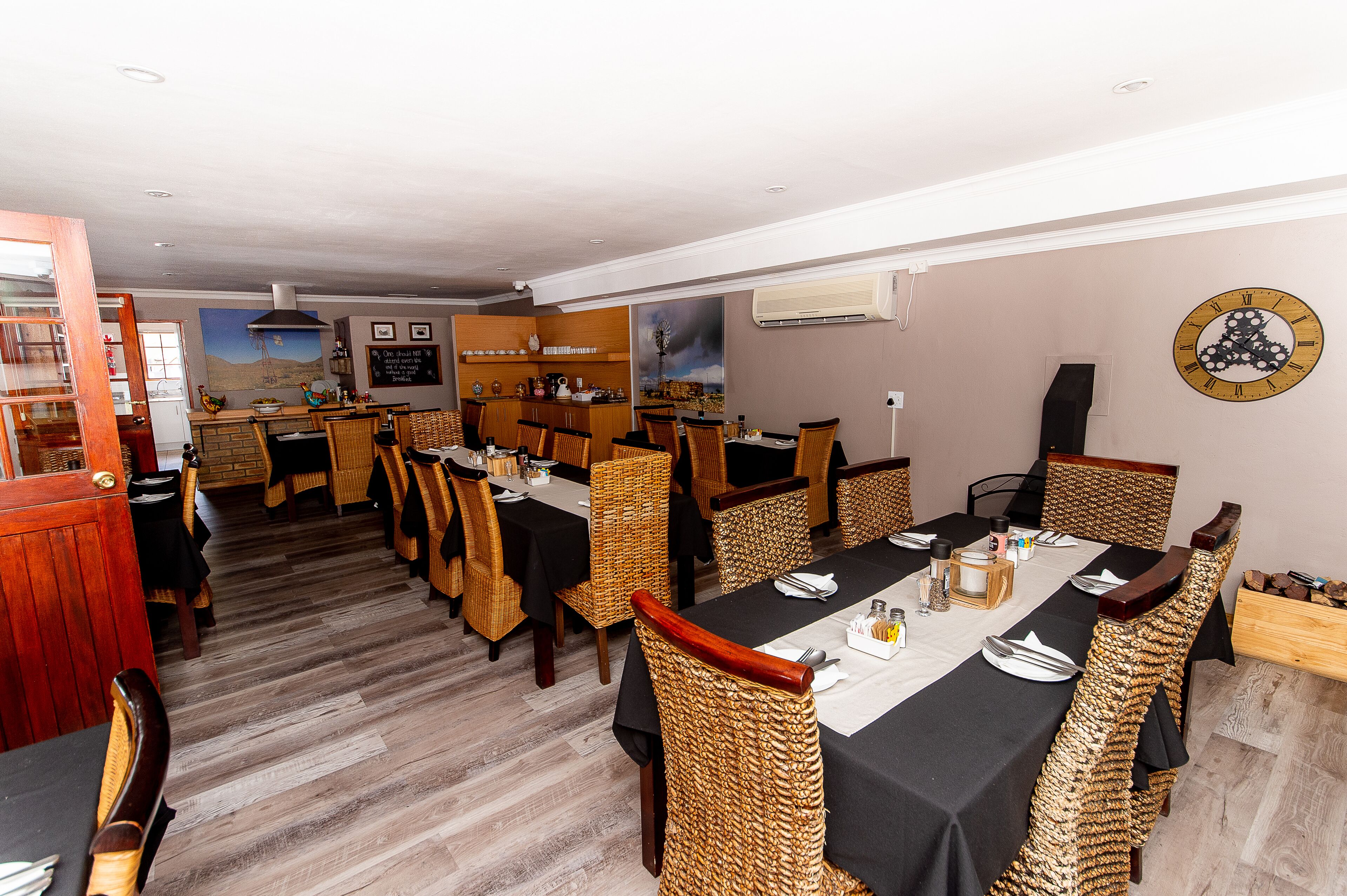 فطور كامل في أيام الأسبوع بتكلفة قدرها (170 ZAR للشخص)